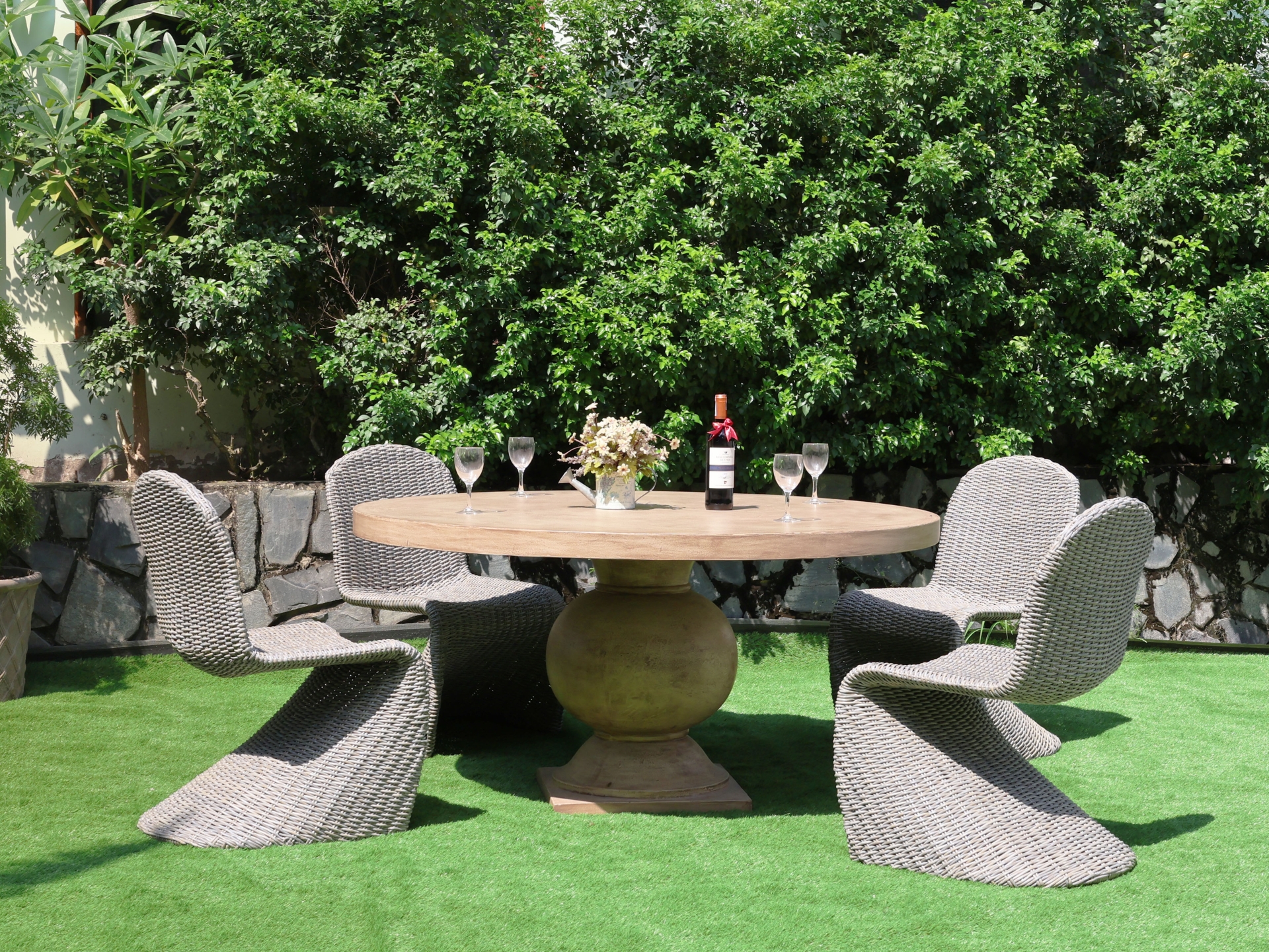 Woody Pedestal Round Concrete Dining Table