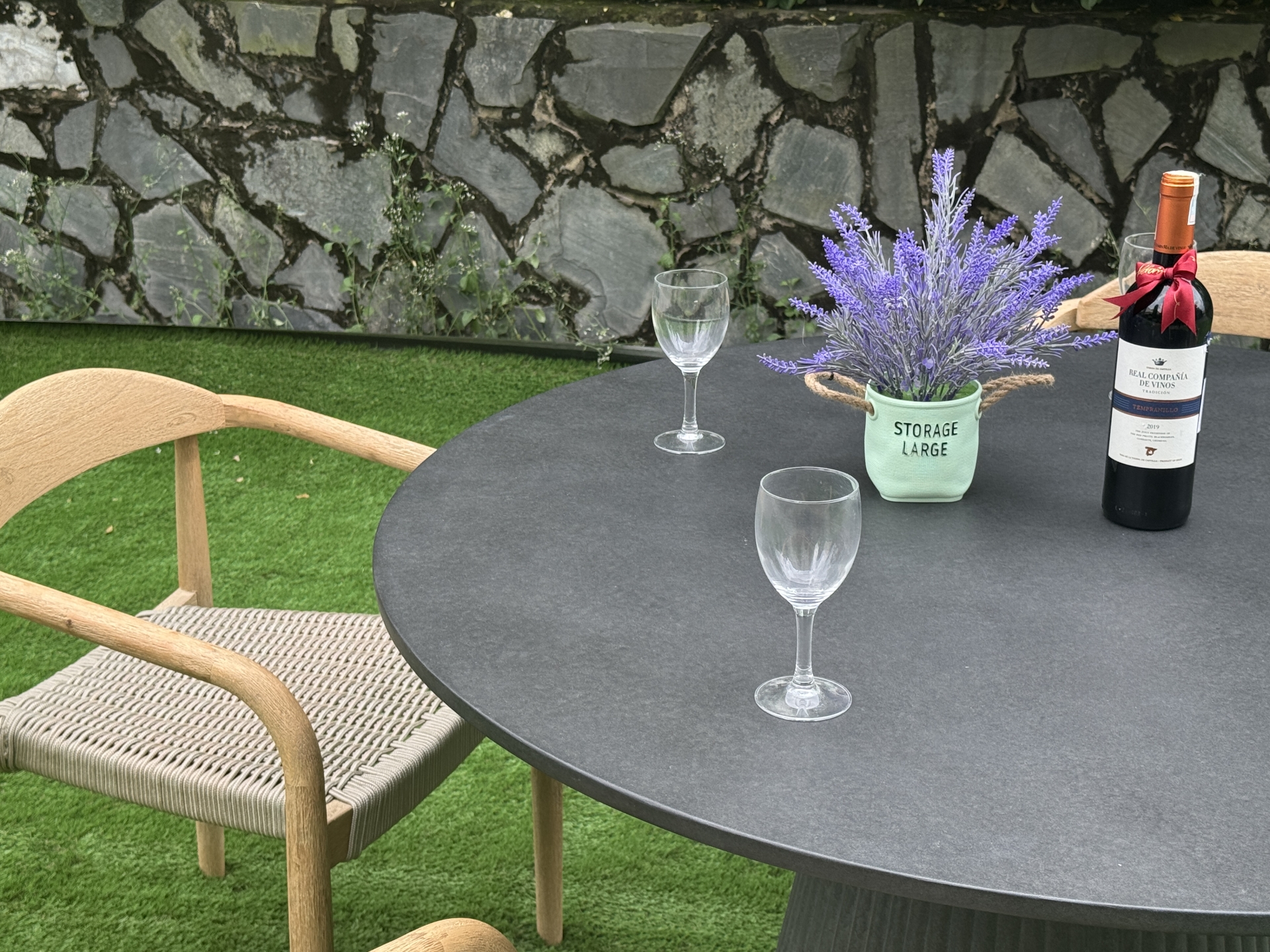 FLUTED CONICAL BASE ROUND CONCRETE DINING TABLE