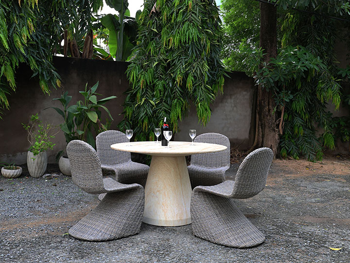 CONICAL BASE ROUND CONCRETE DINING TABLE