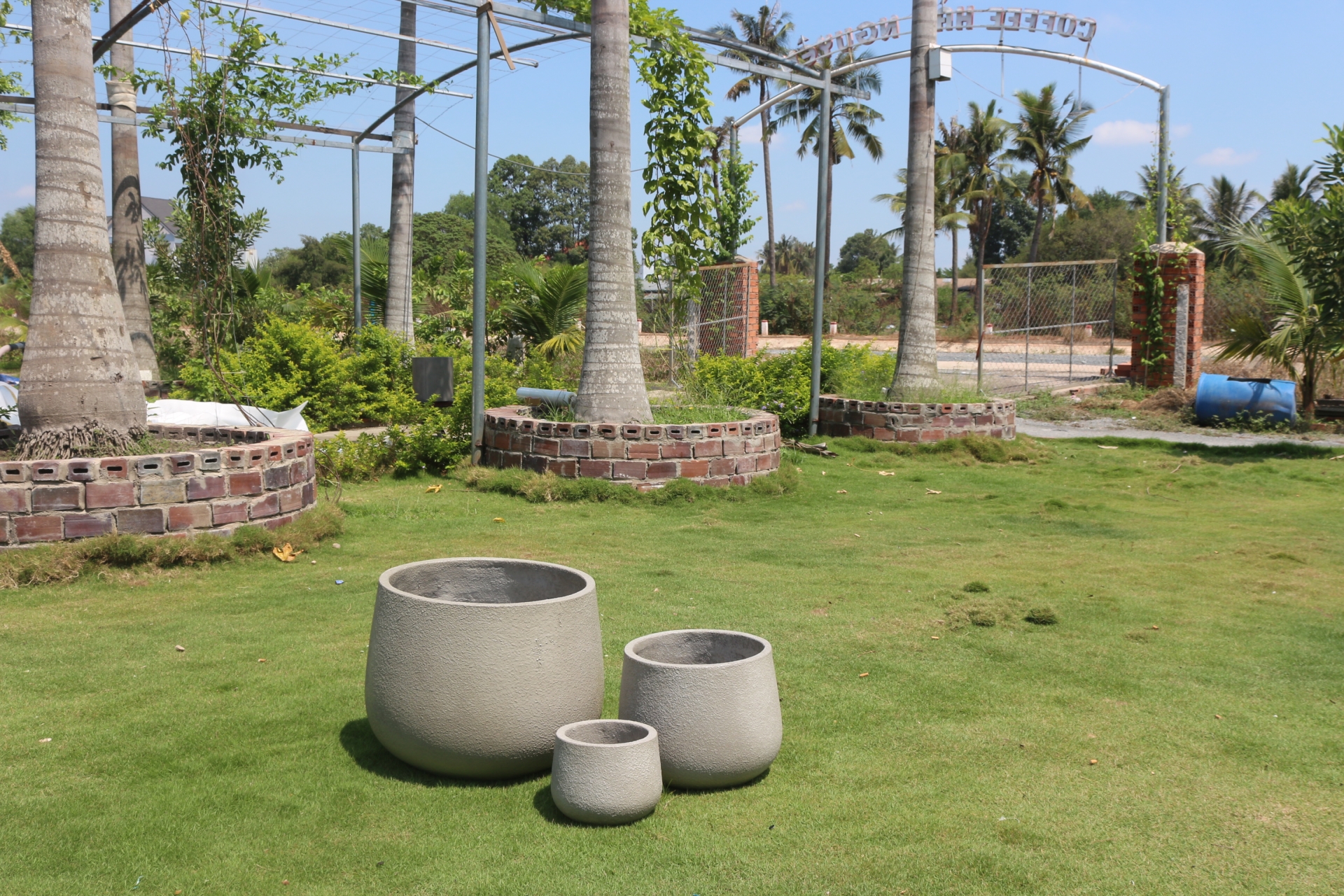 SET OF 3 LUXURY ROUND CONCRETE PLANTERS WITH TULIP SHAPE DESIGN