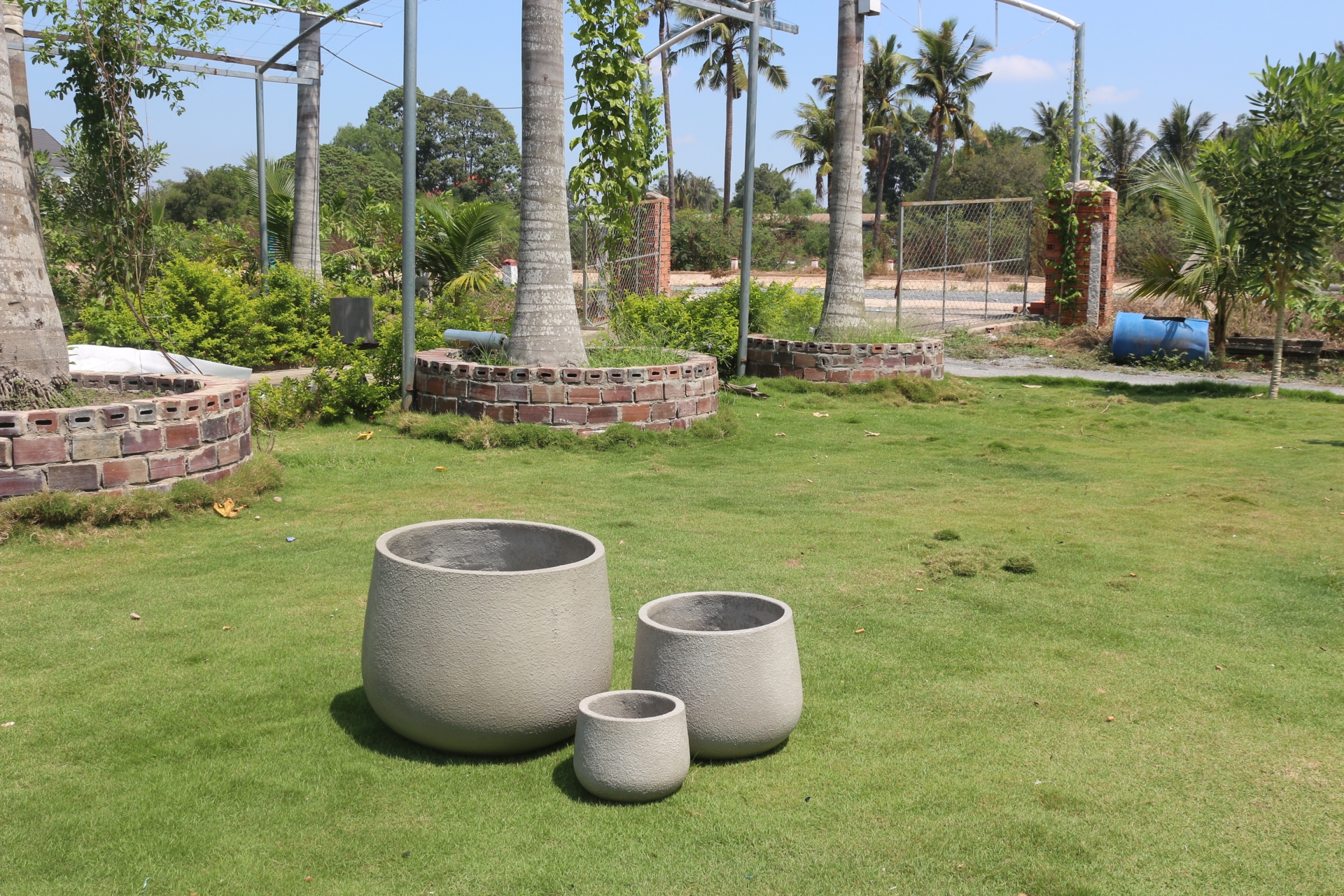 SET OF 3 LUXURY ROUND CONCRETE PLANTERS WITH TULIP SHAPE DESIGN